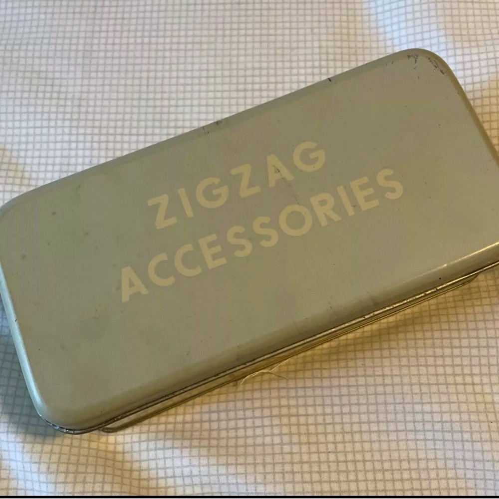 Vintage ZIGZAG ACCESSORIES Tin With Sewing Machine Accessories